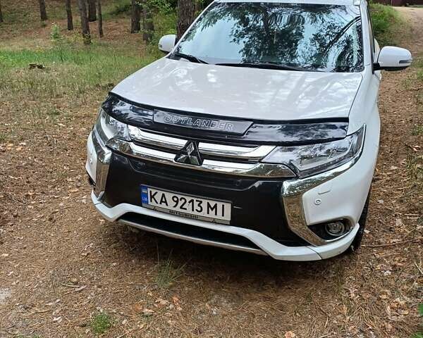 Белый Мицубиси Аутлендер, объемом двигателя 2 л и пробегом 127 тыс. км за 20000 $, фото 1 на Automoto.ua