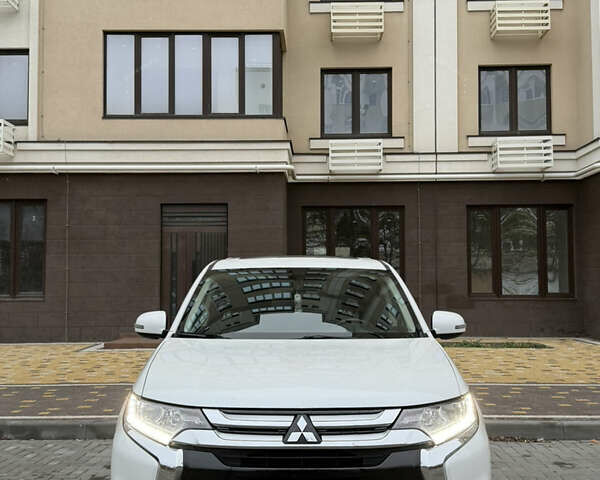 Белый Мицубиси Аутлендер, объемом двигателя 2.4 л и пробегом 53 тыс. км за 16900 $, фото 1 на Automoto.ua