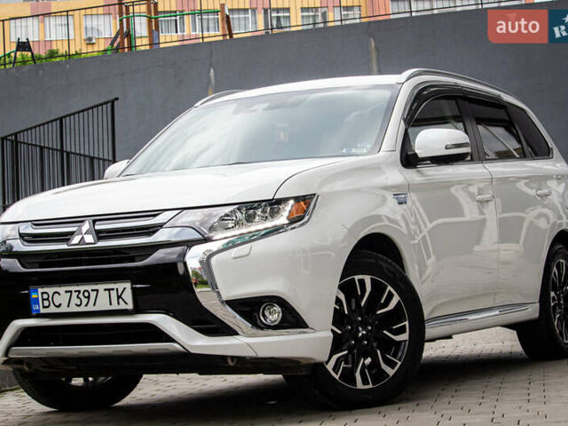 Білий Міцубісі Аутлендер, об'ємом двигуна 2 л та пробігом 125 тис. км за 21800 $, фото 1 на Automoto.ua