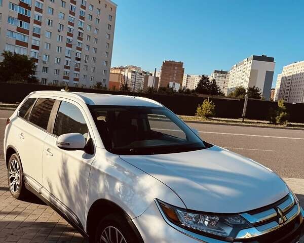 Белый Мицубиси Аутлендер, объемом двигателя 2.36 л и пробегом 149 тыс. км за 15800 $, фото 1 на Automoto.ua