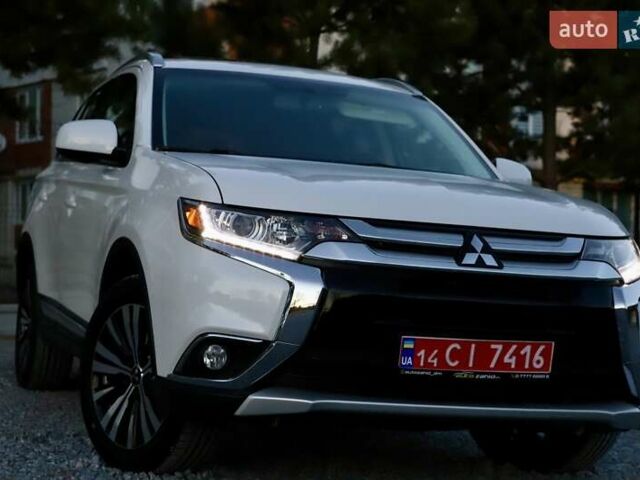 Міцубісі Аутлендер 2018 у Дрогобичі на Automoto.ua Білий Міцубісі Аутлендер, об'ємом двигуна 2.4 л та пробігом 59 тис. км за 17999 $, фото 1 на Automoto.ua
