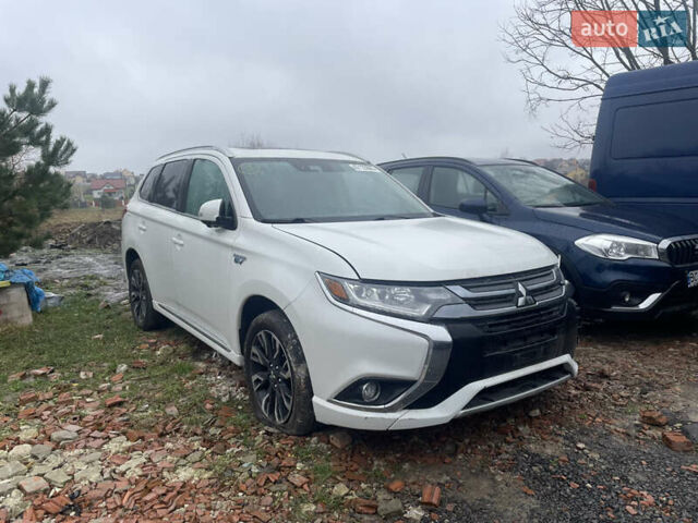 Белый Мицубиси Аутлендер, объемом двигателя 2 л и пробегом 142 тыс. км за 17400 $, фото 1 на Automoto.ua