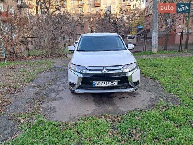 Белый Мицубиси Аутлендер, объемом двигателя 2 л и пробегом 49 тыс. км за 16500 $, фото 1 на Automoto.ua
