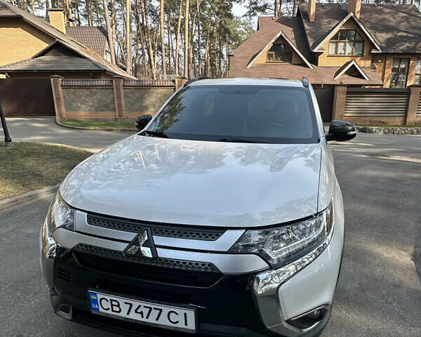 Белый Мицубиси Аутлендер, объемом двигателя 2.36 л и пробегом 114 тыс. км за 16999 $, фото 1 на Automoto.ua