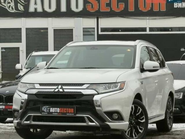 Белый Мицубиси Аутлендер, объемом двигателя 2 л и пробегом 192 тыс. км за 19500 $, фото 1 на Automoto.ua