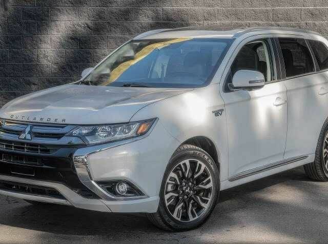 Белый Мицубиси Аутлендер, объемом двигателя 2 л и пробегом 89 тыс. км за 8500 $, фото 1 на Automoto.ua