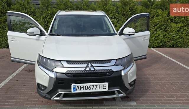 Мицубиси Аутлендер 2018 в Житомире на Automoto.ua Белый Мицубиси Аутлендер, объемом двигателя 2.36 л и пробегом 282 тыс. км за 15500 $, фото 1 на Automoto.ua