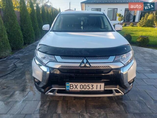 Белый Мицубиси Аутлендер, объемом двигателя 2 л и пробегом 108 тыс. км за 19000 $, фото 1 на Automoto.ua