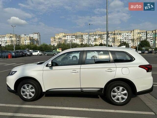 Белый Мицубиси Аутлендер, объемом двигателя 2 л и пробегом 19 тыс. км за 18500 $, фото 1 на Automoto.ua