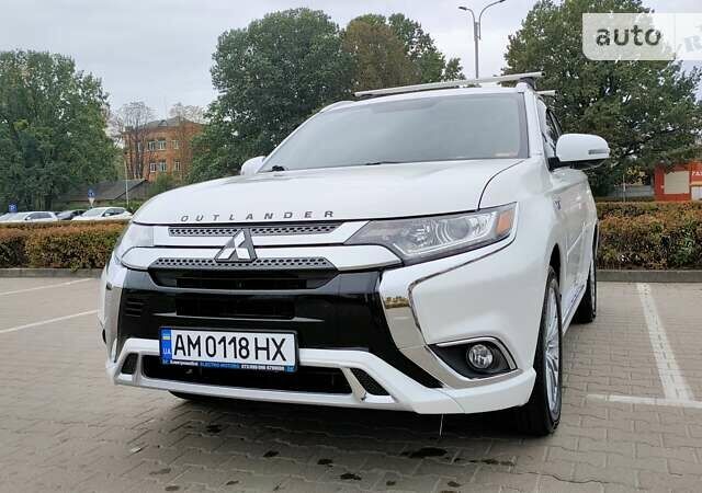 Белый Мицубиси Аутлендер, объемом двигателя 2 л и пробегом 23 тыс. км за 23999 $, фото 1 на Automoto.ua