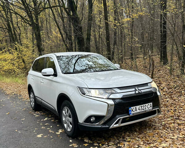 Міцубісі Аутлендер 2020 у Києві на Automoto.ua Білий Міцубісі Аутлендер, об'ємом двигуна 2 л та пробігом 72 тис. км за 17500 $, фото 1 на Automoto.ua