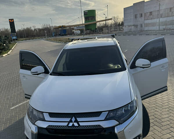 Белый Мицубиси Аутлендер, объемом двигателя 2.36 л и пробегом 90 тыс. км за 29000 $, фото 1 на Automoto.ua