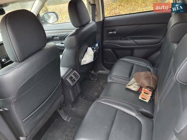 Белый Мицубиси Аутлендер, объемом двигателя 2.36 л и пробегом 55 тыс. км за 28000 $, фото 1 на Automoto.ua