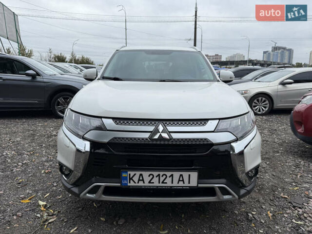 Белый Мицубиси Аутлендер, объемом двигателя 2.36 л и пробегом 75 тыс. км за 27400 $, фото 1 на Automoto.ua