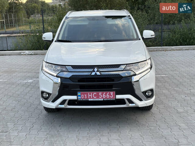 Белый Мицубиси Аутлендер, объемом двигателя 2.36 л и пробегом 189 тыс. км за 25500 $, фото 1 на Automoto.ua