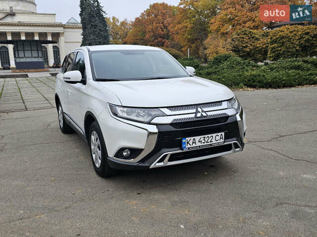 Міцубісі Аутлендер 2020 у Києві на Automoto.ua Білий Міцубісі Аутлендер, об'ємом двигуна 2 л та пробігом 72 тис. км за 17500 $, фото 1 на Automoto.ua