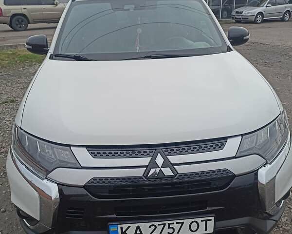 Білий Міцубісі Аутлендер, об'ємом двигуна 2.36 л та пробігом 170 тис. км за 18200 $, фото 1 на Automoto.ua