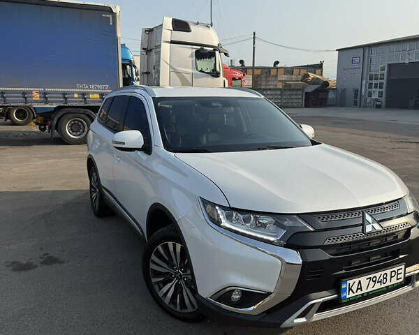 Білий Міцубісі Аутлендер, об'ємом двигуна 2.36 л та пробігом 84 тис. км за 19999 $, фото 1 на Automoto.ua