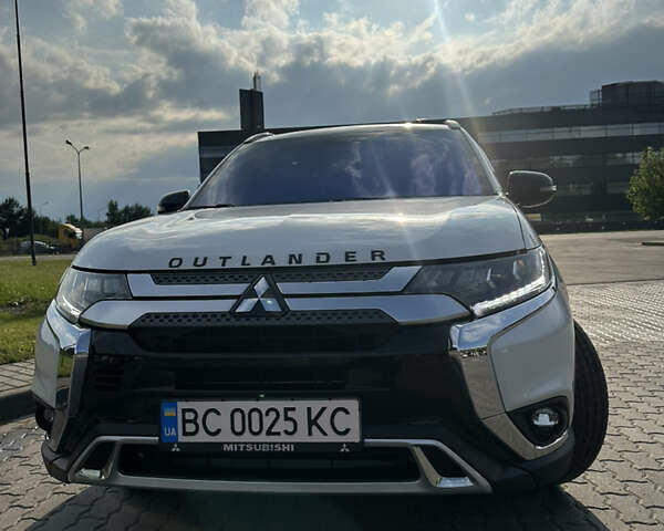 Білий Міцубісі Аутлендер, об'ємом двигуна 3 л та пробігом 42 тис. км за 22000 $, фото 1 на Automoto.ua