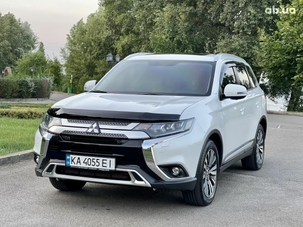 Білий Міцубісі Аутлендер, об'ємом двигуна 2.4 л та пробігом 14 тис. км за 31950 $, фото 1 на Automoto.ua