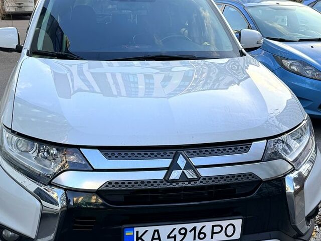 Белый Мицубиси Аутлендер, объемом двигателя 2 л и пробегом 143 тыс. км за 19999 $, фото 1 на Automoto.ua