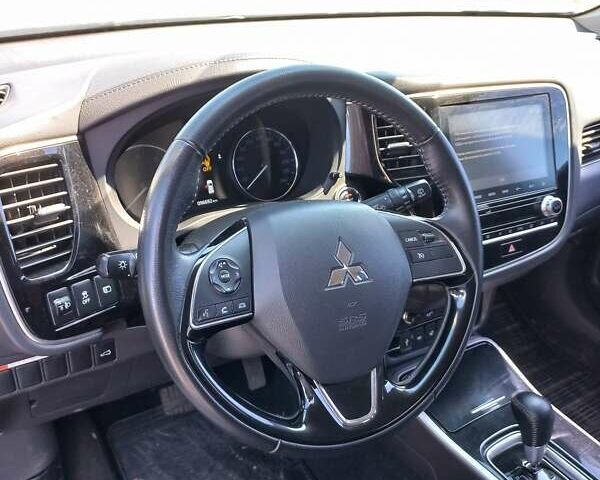 Белый Мицубиси Аутлендер, объемом двигателя 2 л и пробегом 96 тыс. км за 24000 $, фото 1 на Automoto.ua