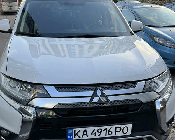 Белый Мицубиси Аутлендер, объемом двигателя 2 л и пробегом 143 тыс. км за 19999 $, фото 1 на Automoto.ua