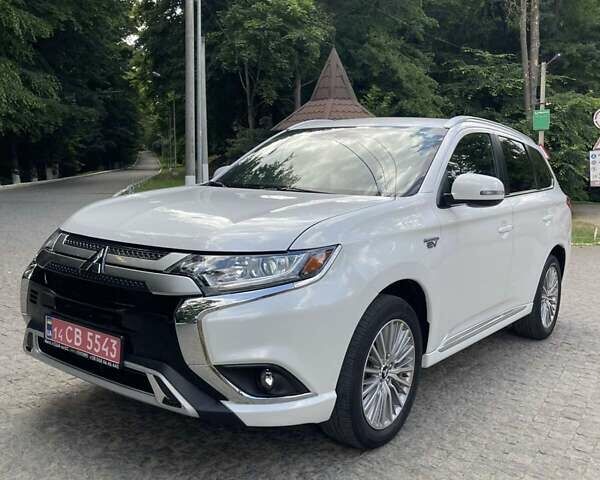 Белый Мицубиси Аутлендер, объемом двигателя 2.36 л и пробегом 94 тыс. км за 26200 $, фото 1 на Automoto.ua