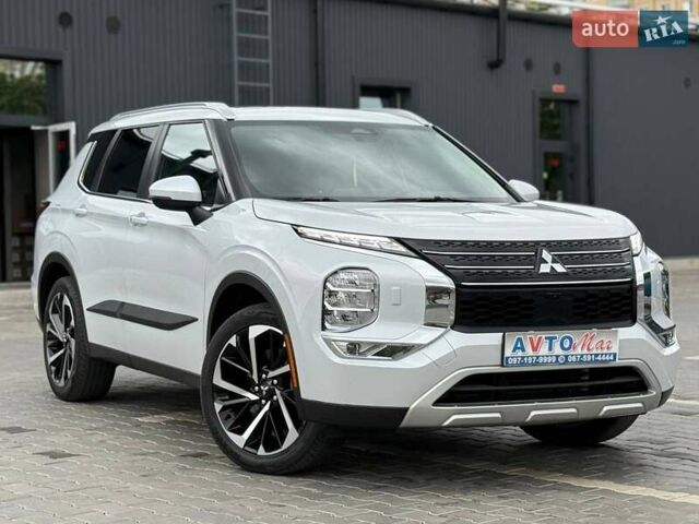 Белый Мицубиси Аутлендер, объемом двигателя 2.49 л и пробегом 70 тыс. км за 24900 $, фото 1 на Automoto.ua