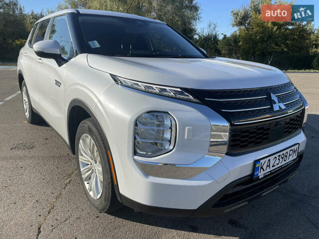 Белый Мицубиси Аутлендер, объемом двигателя 2.36 л и пробегом 33 тыс. км за 34600 $, фото 1 на Automoto.ua