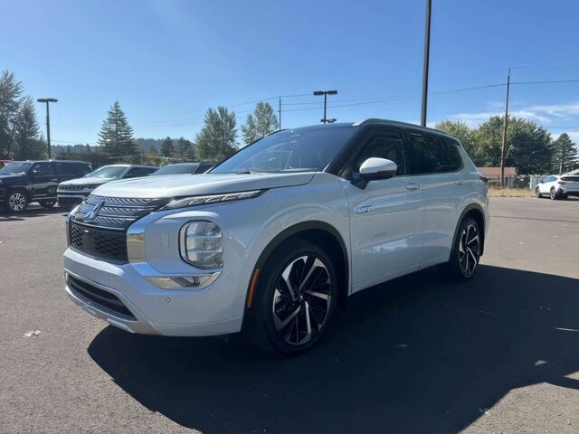 Белый Мицубиси Аутлендер, объемом двигателя 0 л и пробегом 24 тыс. км за 18500 $, фото 1 на Automoto.ua