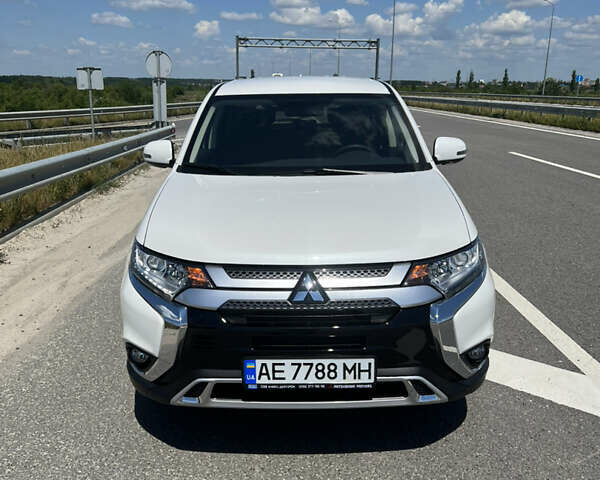 Белый Мицубиси Аутлендер, объемом двигателя 2 л и пробегом 9 тыс. км за 25000 $, фото 1 на Automoto.ua