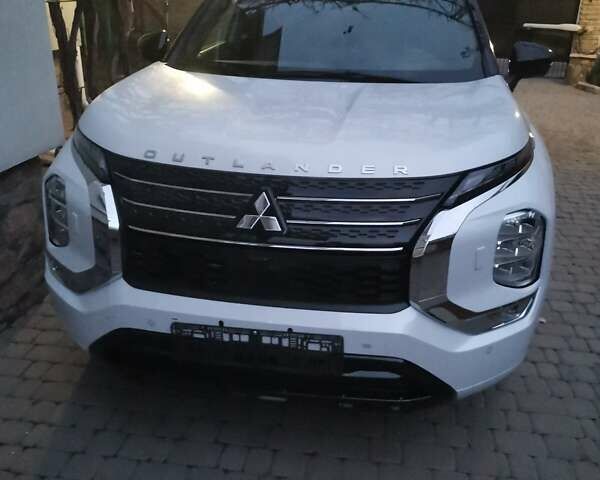 Белый Мицубиси Аутлендер, объемом двигателя 2.4 л и пробегом 61 тыс. км за 37000 $, фото 1 на Automoto.ua