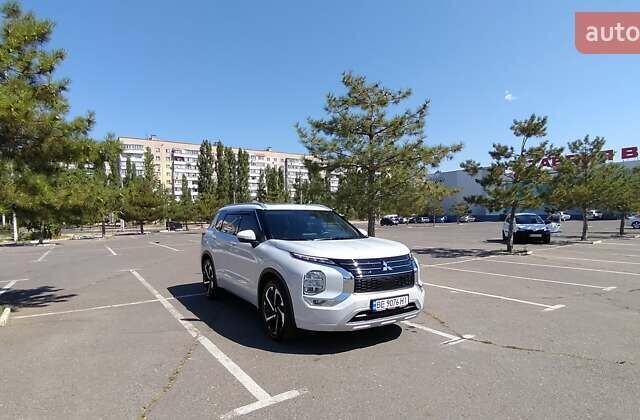 Мицубиси Аутлендер 2024 в Николаеве на Automoto.ua Белый Мицубиси Аутлендер, объемом двигателя 2.49 л и пробегом 7 тыс. км за 39800 $, фото 1 на Automoto.ua