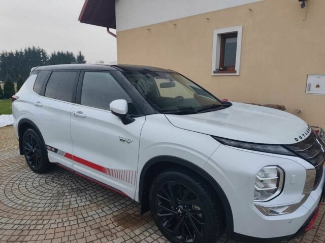 Белый Мицубиси Аутлендер, объемом двигателя 2.4 л и пробегом 20 тыс. км за 21000 $, фото 1 на Automoto.ua