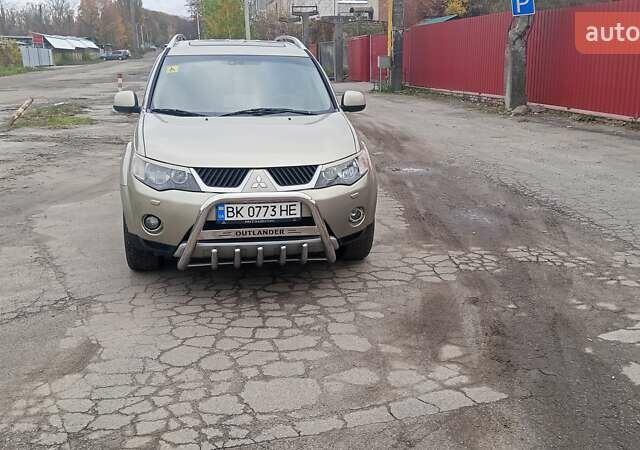 Бежевий Міцубісі Аутлендер, об'ємом двигуна 2.36 л та пробігом 282 тис. км за 7800 $, фото 1 на Automoto.ua