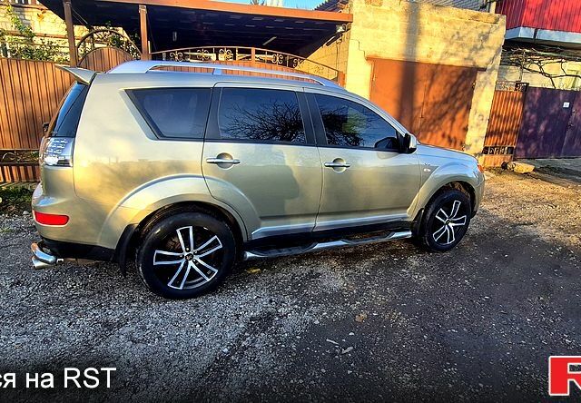 Бежевий Міцубісі Аутлендер, об'ємом двигуна 3 л та пробігом 295 тис. км за 9600 $, фото 1 на Automoto.ua