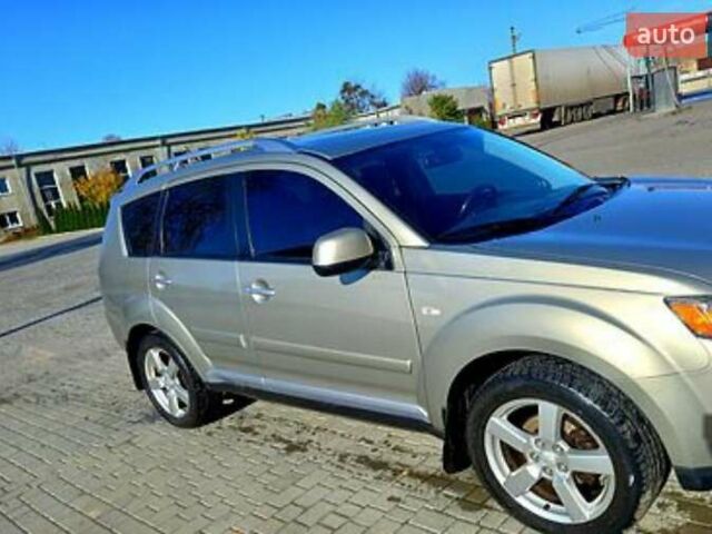 Бежевий Міцубісі Аутлендер, об'ємом двигуна 2.36 л та пробігом 220 тис. км за 9500 $, фото 1 на Automoto.ua