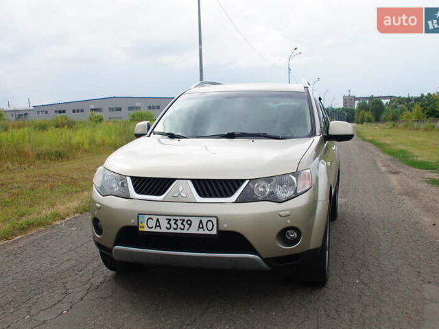 Бежевий Міцубісі Аутлендер, об'ємом двигуна 2.36 л та пробігом 207 тис. км за 10800 $, фото 1 на Automoto.ua
