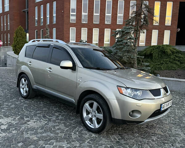 Бежевый Мицубиси Аутлендер, объемом двигателя 3 л и пробегом 223 тыс. км за 10000 $, фото 1 на Automoto.ua