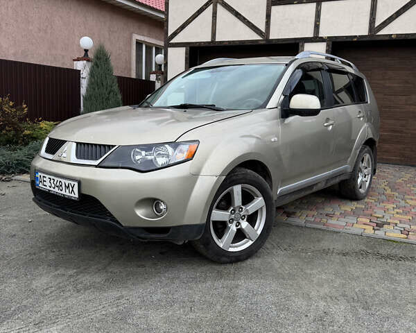 Бежевий Міцубісі Аутлендер, об'ємом двигуна 2.4 л та пробігом 301 тис. км за 6100 $, фото 1 на Automoto.ua
