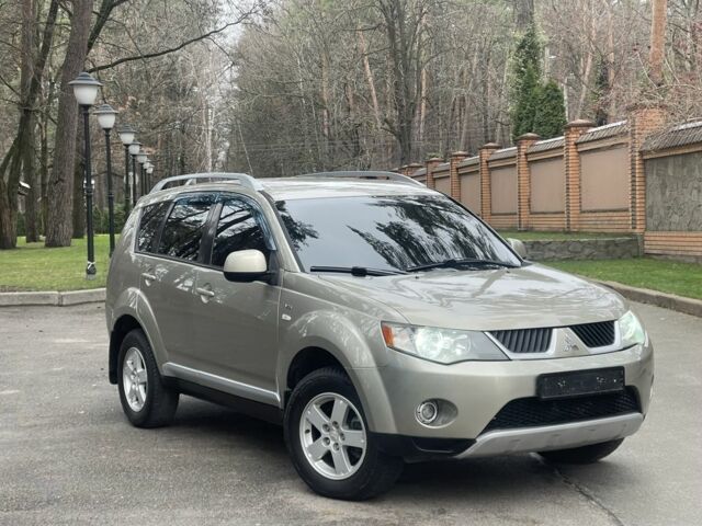 Бежевый Мицубиси Аутлендер, объемом двигателя 3 л и пробегом 240 тыс. км за 8200 $, фото 1 на Automoto.ua