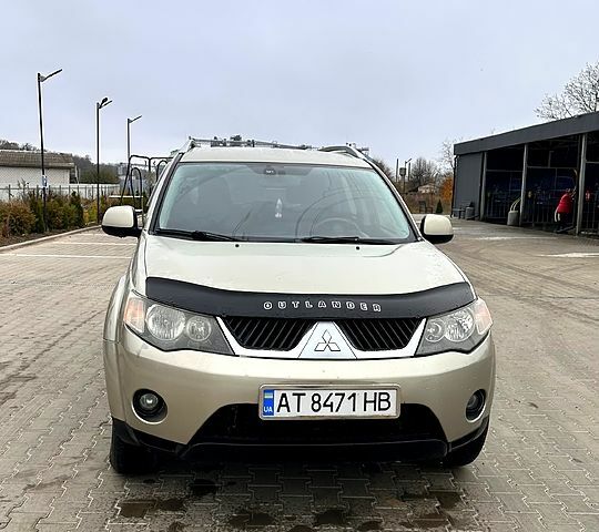 Бежевий Міцубісі Аутлендер, об'ємом двигуна 2.4 л та пробігом 270 тис. км за 8500 $, фото 1 на Automoto.ua