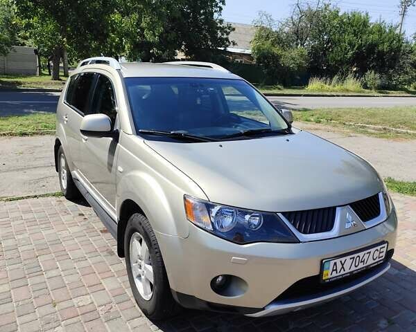Бежевый Мицубиси Аутлендер, объемом двигателя 2.36 л и пробегом 281 тыс. км за 8500 $, фото 1 на Automoto.ua