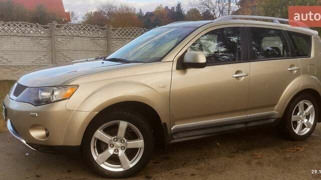 Бежевий Міцубісі Аутлендер, об'ємом двигуна 2.36 л та пробігом 240 тис. км за 9250 $, фото 1 на Automoto.ua