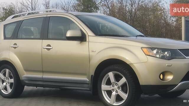 Бежевый Мицубиси Аутлендер, объемом двигателя 2.36 л и пробегом 200 тыс. км за 8300 $, фото 1 на Automoto.ua