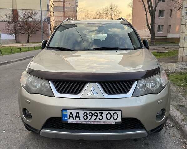 Бежевый Мицубиси Аутлендер, объемом двигателя 2.4 л и пробегом 240 тыс. км за 8300 $, фото 1 на Automoto.ua