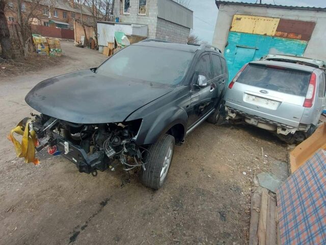 Черный Мицубиси Аутлендер, объемом двигателя 3 л и пробегом 250 тыс. км за 4000 $, фото 1 на Automoto.ua