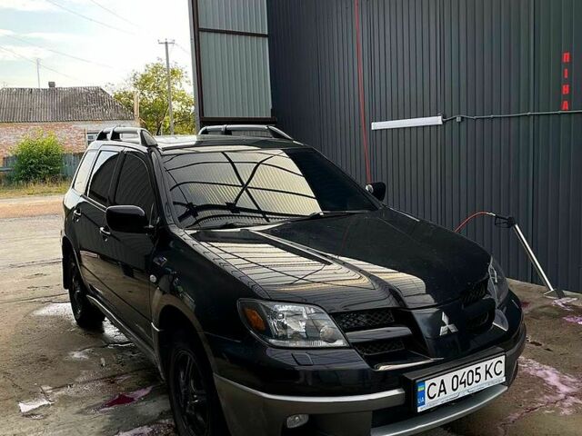 Черный Мицубиси Аутлендер, объемом двигателя 2 л и пробегом 300 тыс. км за 6000 $, фото 1 на Automoto.ua