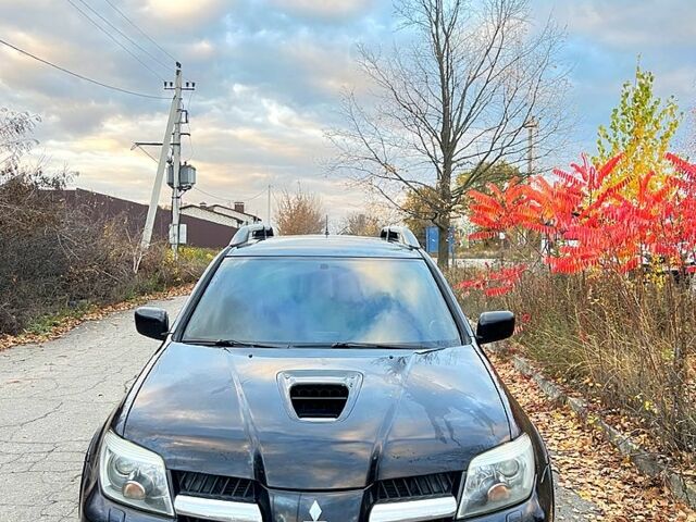 Черный Мицубиси Аутлендер, объемом двигателя 2 л и пробегом 295 тыс. км за 7500 $, фото 1 на Automoto.ua